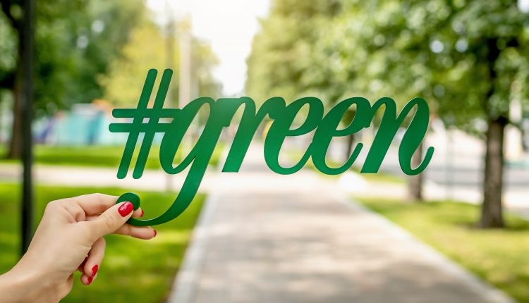 Imagem que mostra um letreiro com a #Green para representar a sustentabilidade e reciclagem.