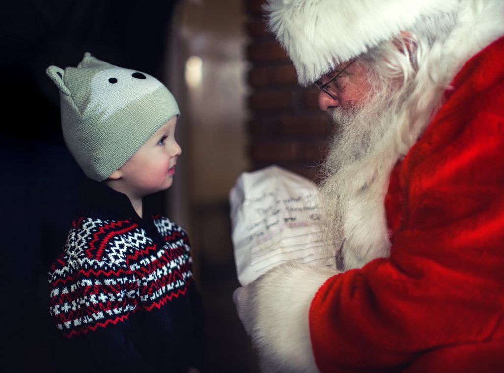 Papai Noel em época de Natal recebendo uma carta de uma criança.