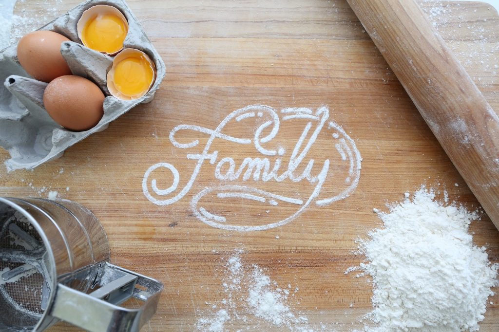 Imagem escrito família em inglês (family) com farinha de cozinha.