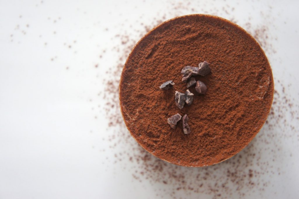 Imagem de pavê de chocolate como uma opção de receitas doces para fim de ano.