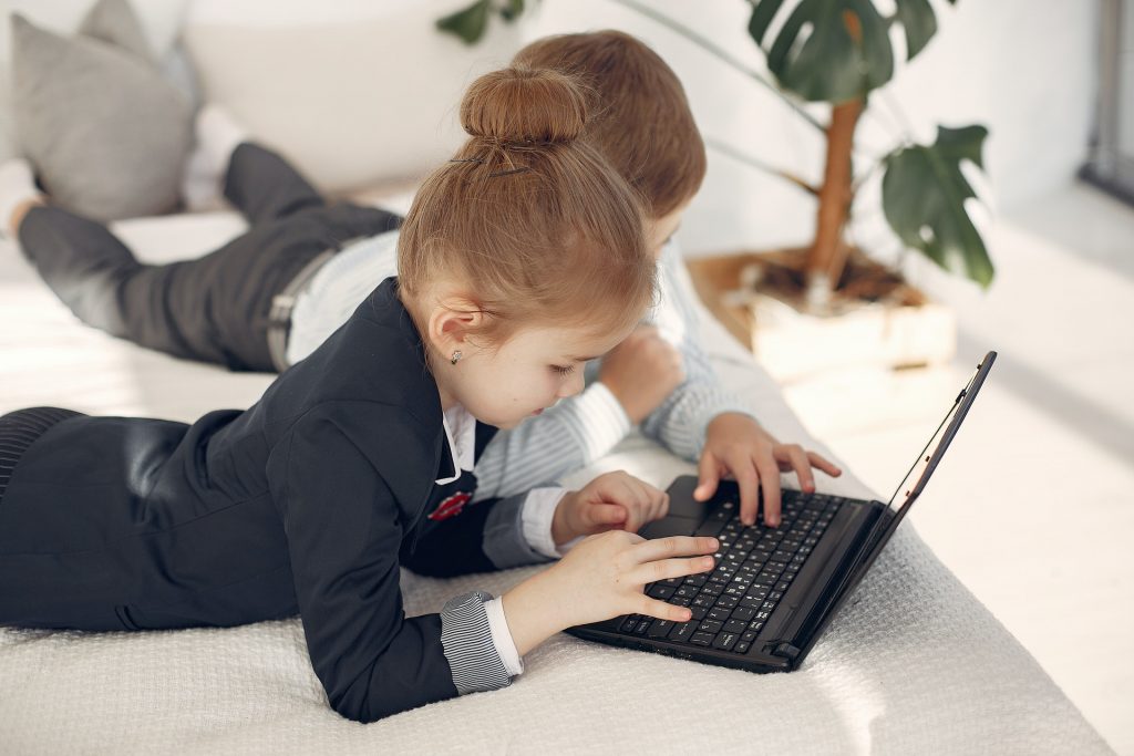 Crianças usando o computador