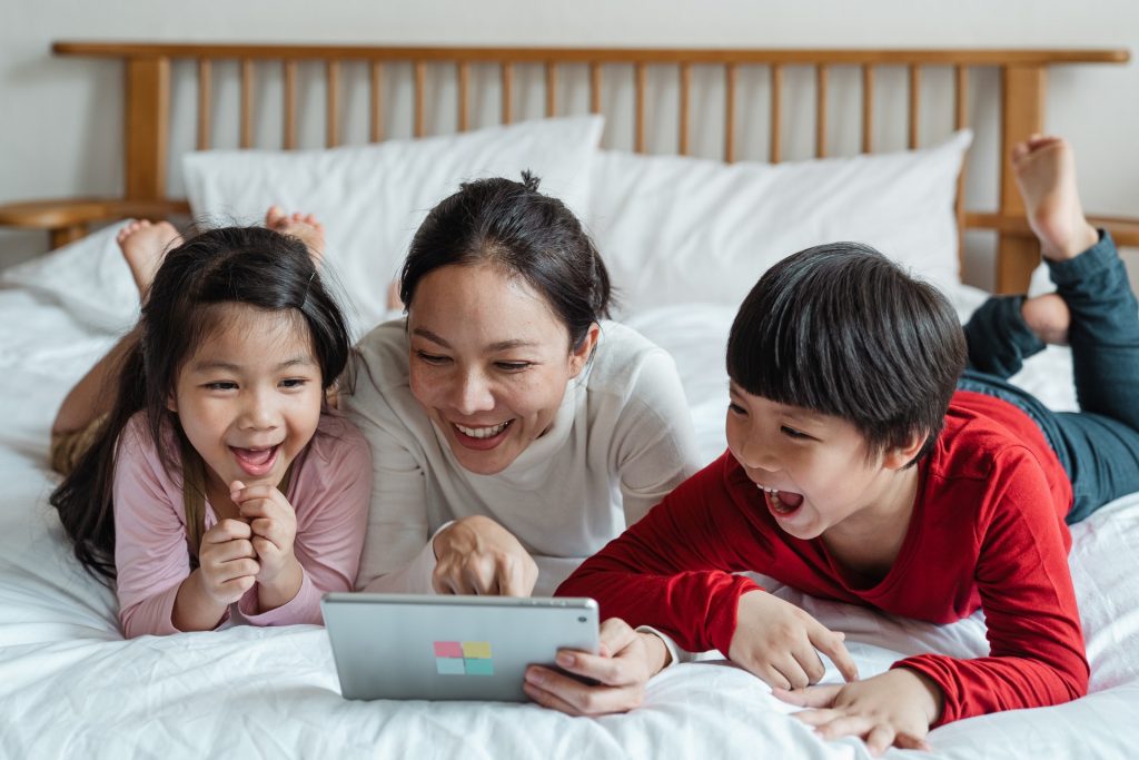 Família asiática jogando no tablet