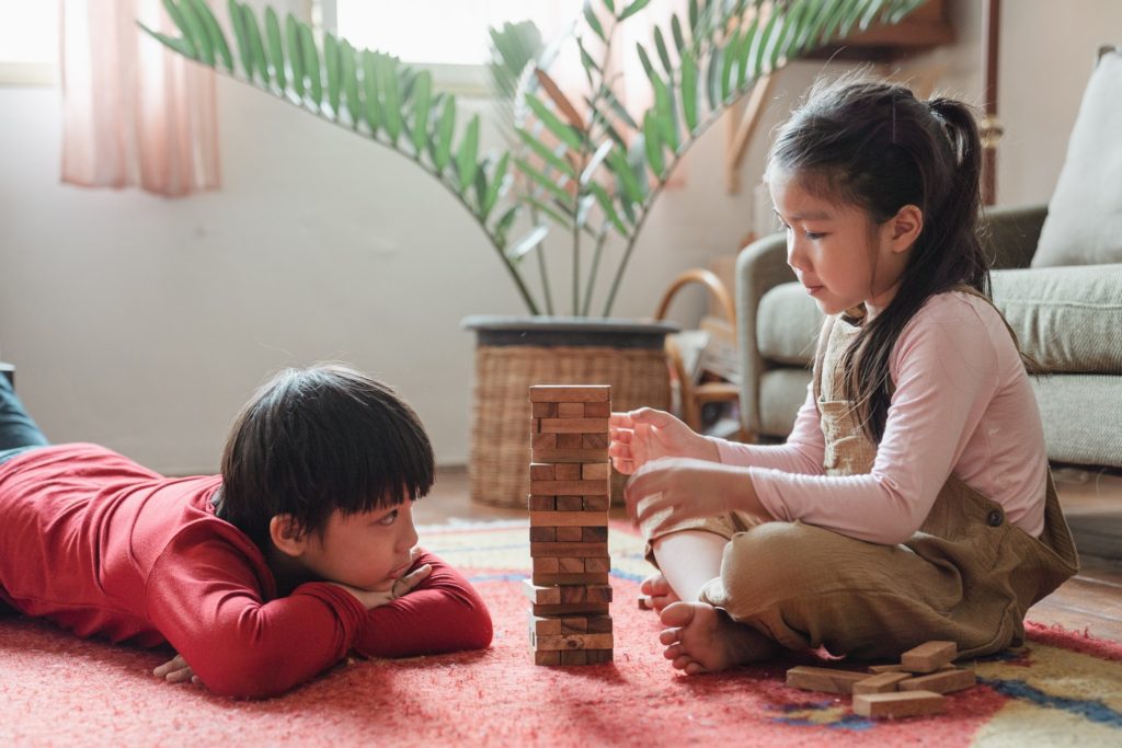 crianças jogando jogos de tabuleiro